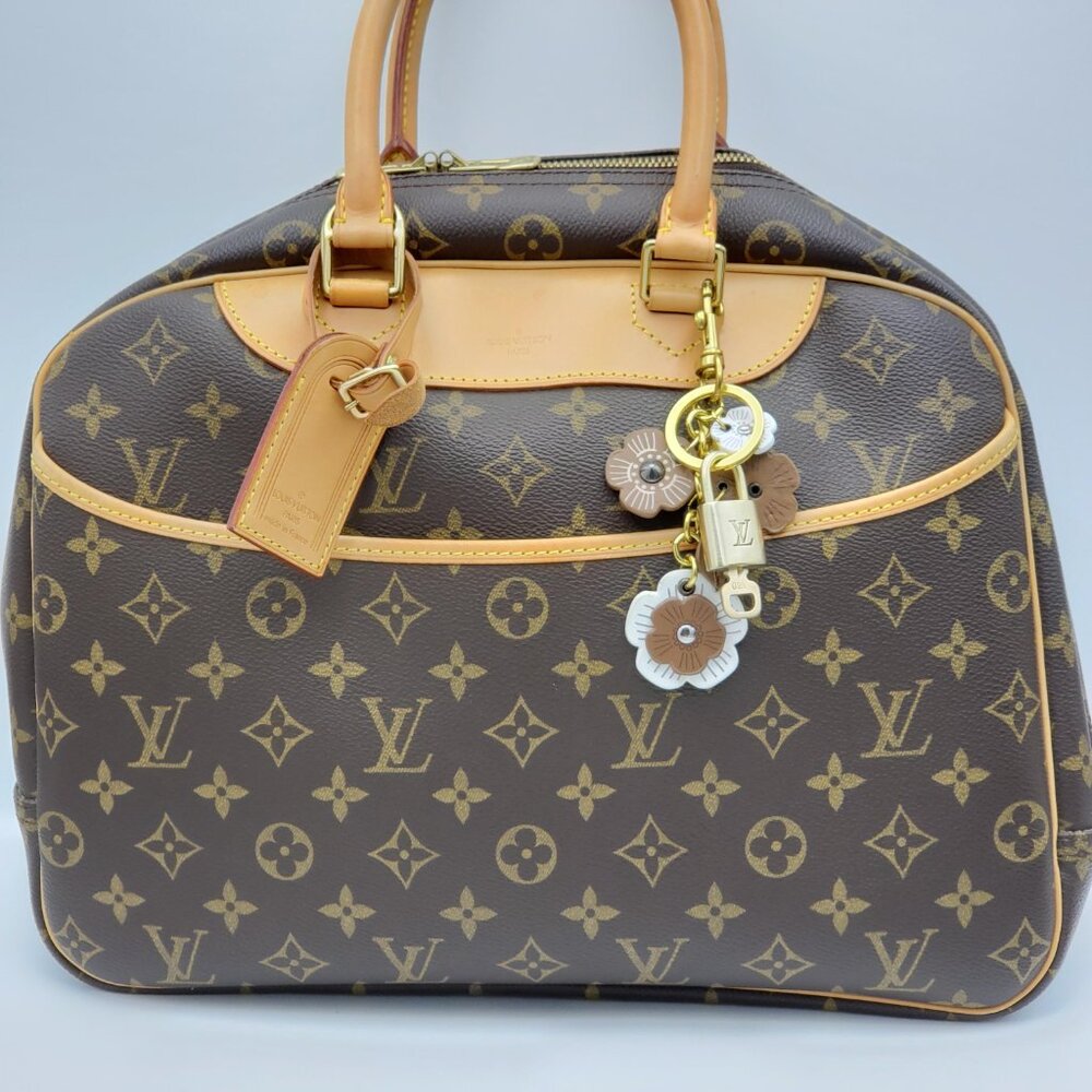 LV Gold Padlock 🔑 Authentic Louis Vuitton Charm + Unbranded Flower Keychain - Picture 4 of 9